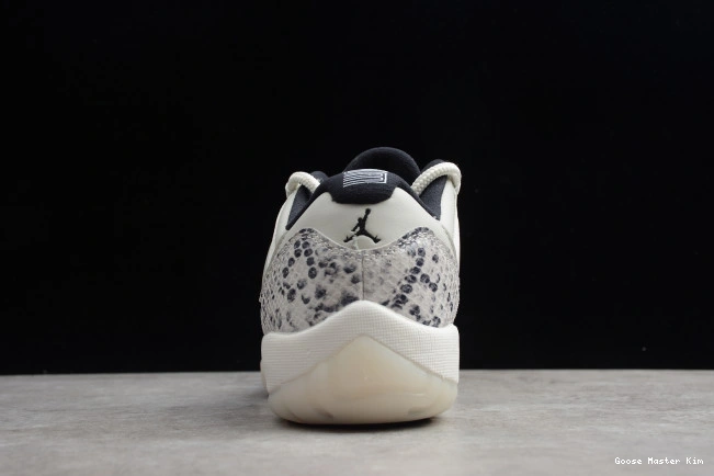 CD6846-002 Snake Air Bone Jordan Light Low 11 SE 0715